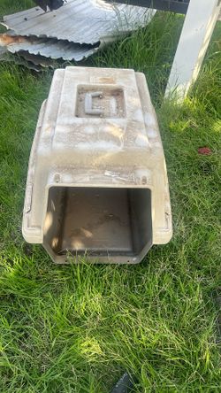 Furrarri / Petmate 250 Medium Dog Crate – 27” × 20” × 19” – Excellent Condition