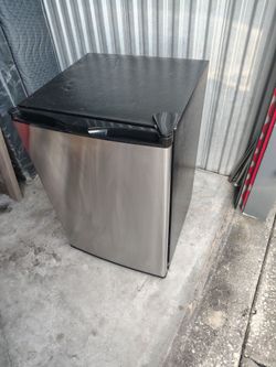 3.0  cu ft mini uppright freezer