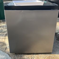 Hisense 1.6 Cu ft Single Door Mini Fridge,