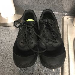 Nike Black On Black STAR RUNNERS. Size 6 1/2 Youth.   NIKE THAT LACE UP