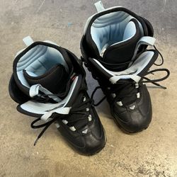 SNOWBOARDING BOOTS