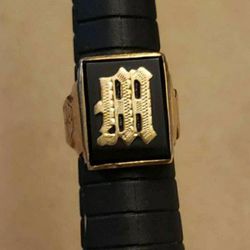 Vintage Monogrammed "M" 10kt Gold Ring - Size 6.5