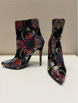 Floral Boot heels size 61/2