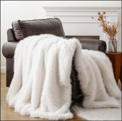 BATTILO HOME White Faux Fur Throw Blanket for Couch Sofa, Long Pile Fur Blankets and Throws, Elegant, Fluffy Thick Warm Heavyweight Fur Blanket Revers