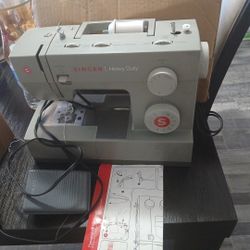 SINGER HEAVY-DUTY  Sewing Machine 