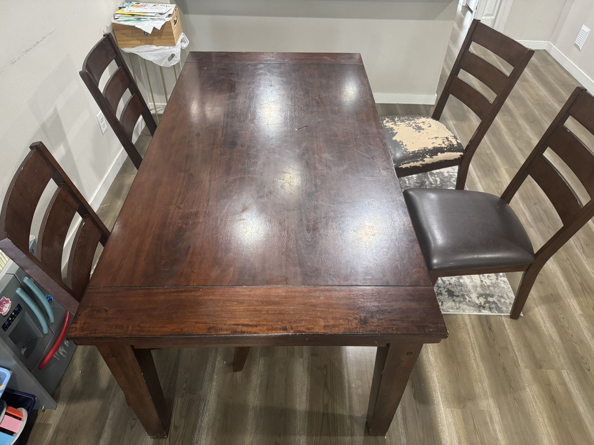 Dinning Table/ 4 Chairs