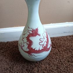 An Old Chinese Vase Dragon Decoration 