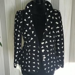 ARMANI COLLEZIONI ( Made In Italy)  WOMEN’S CROPPED BLAZER SIZE 4