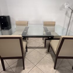 Juego De Comedor De Cuatro Sillas  Con Cristal 