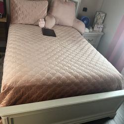 Full Size Bed Set And Vanity 