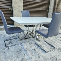 Rooms To Go 5 Piece Luxury Style Dining Set - Delivery Possible 