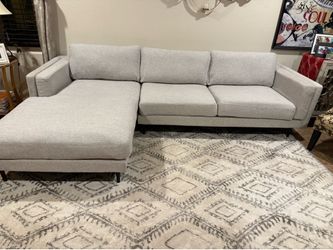 Couch/Sectional w/pillows