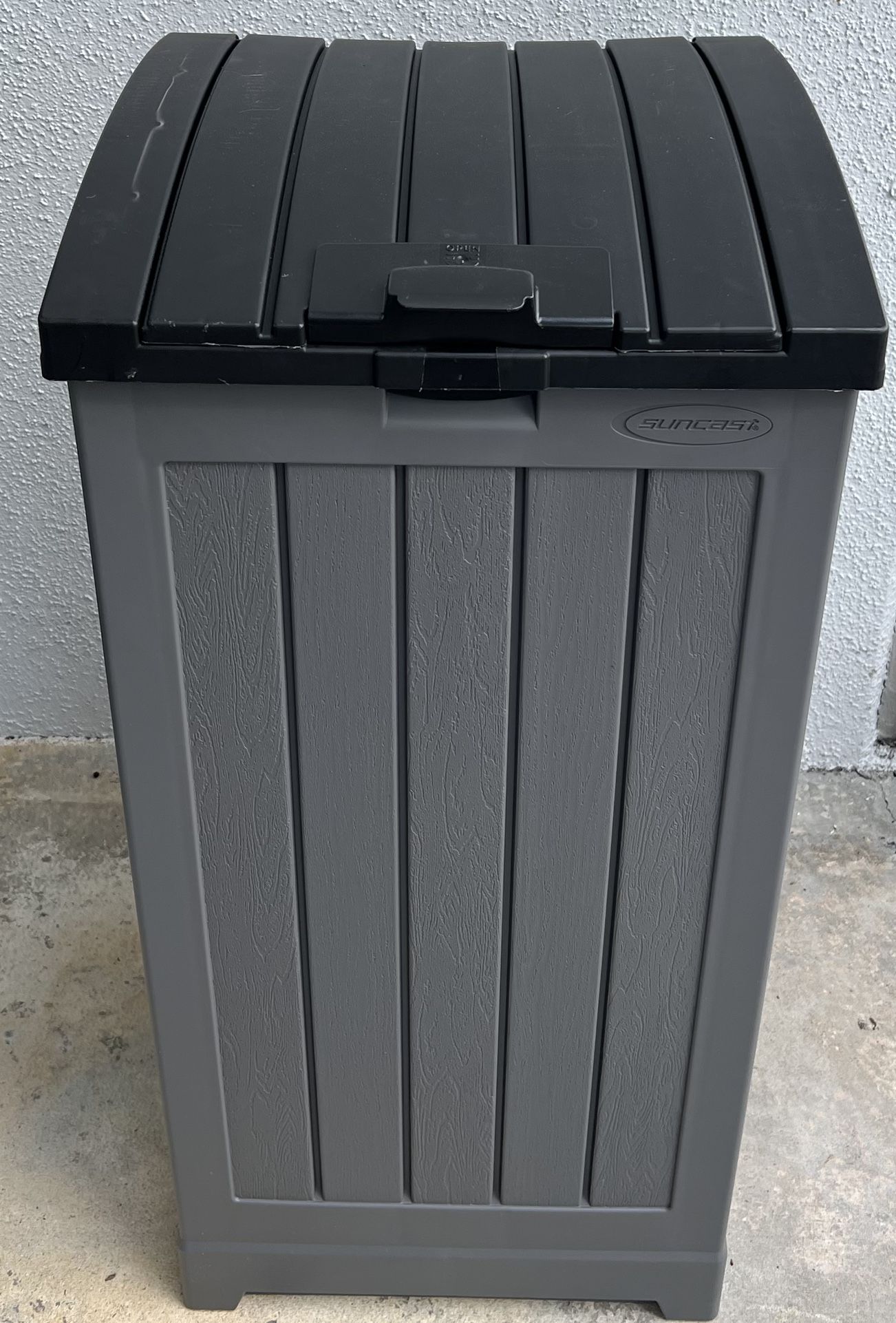 Cesto de plástico para exteriores $45
