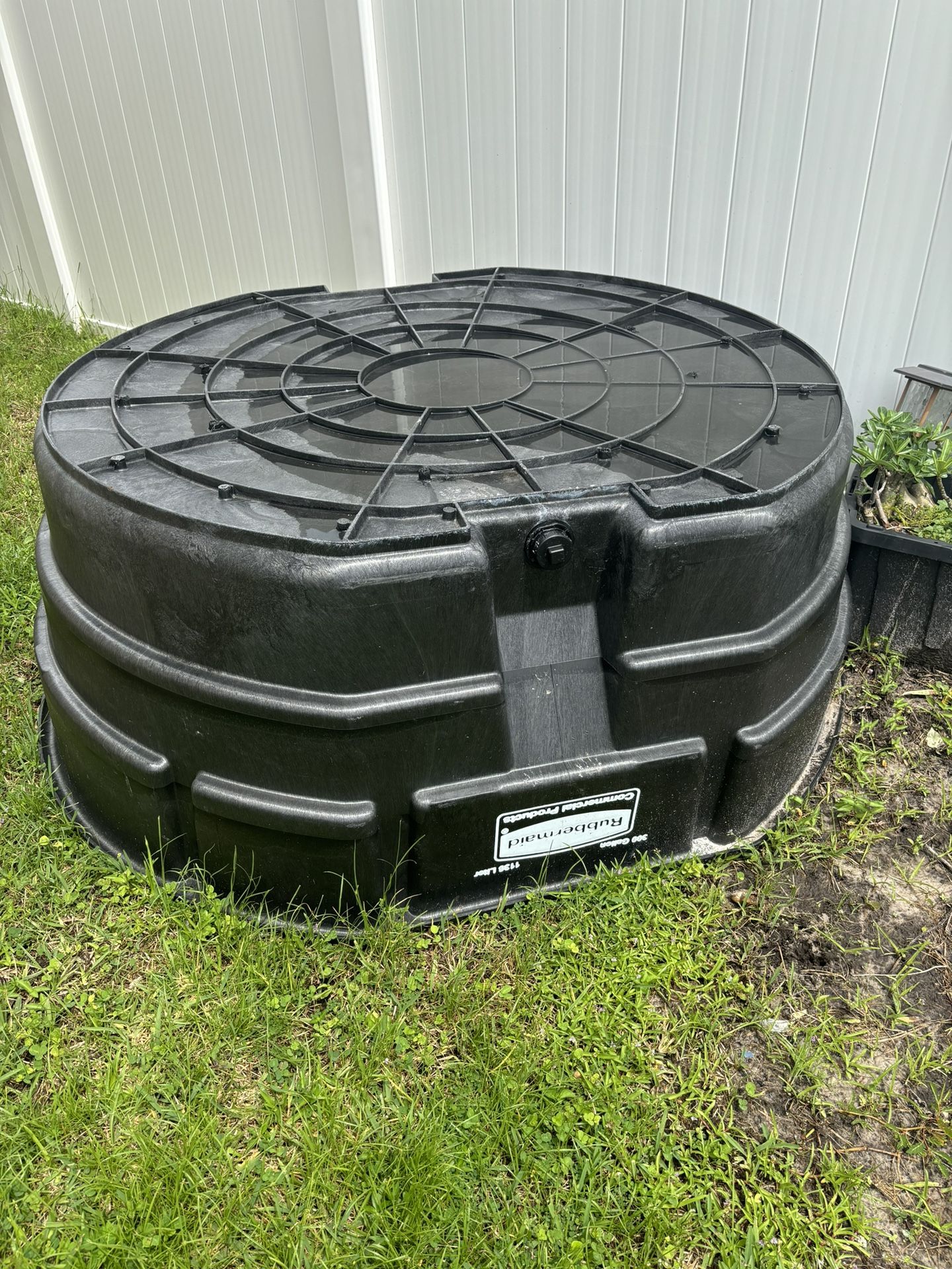 300 Gallon Rubbermaid