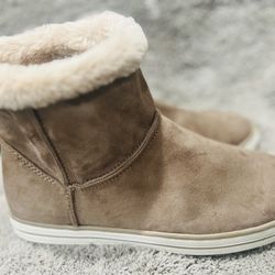 Women’s Boots Size 9 By Mountain Sole New Very Soft And Warm