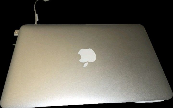 Apple MacBook Air 11" (Early 2015) - 128GB SSD, Intel Core i5, bundle Charger