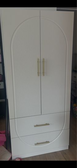 Nice white dresser /will be deliver with 3 miles or less distance