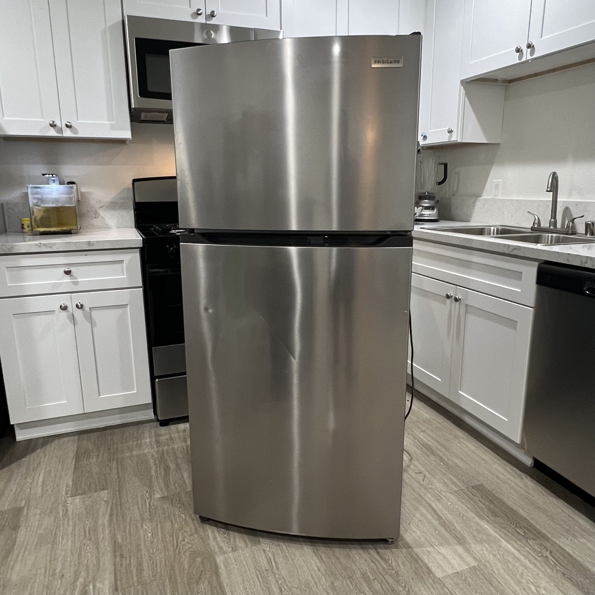 Refrigerator (No Delivery. You Pickup) for Sale in Rancho Cucamonga, CA