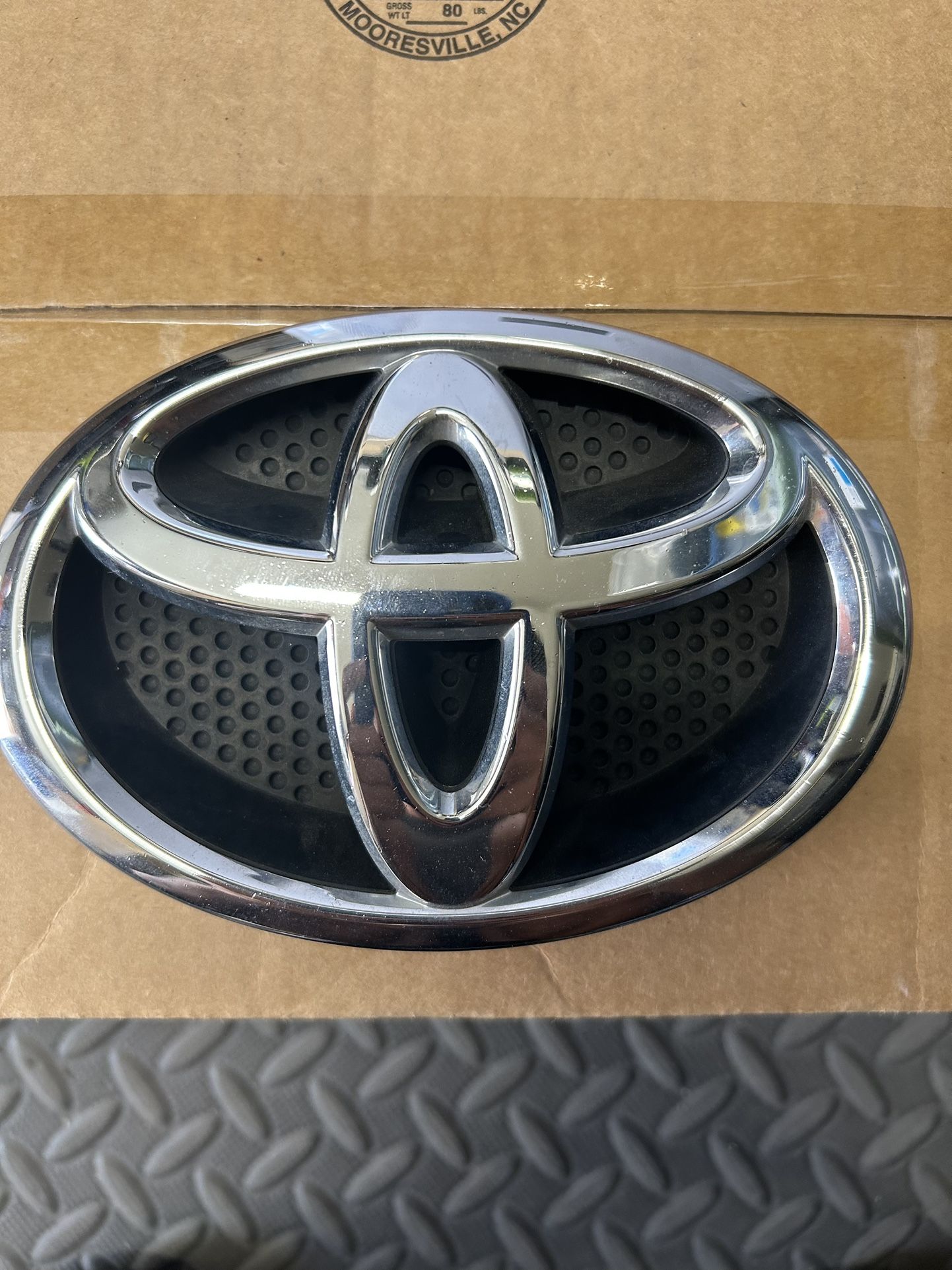 2013 2014 2015 TOYOTA RAV4 FRONT GRILLE EMBLEM BADGE OEM 75301-0R010-A USED