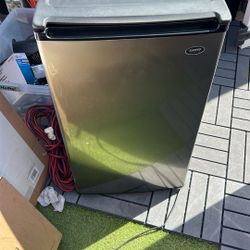 sanyo mini fridge 