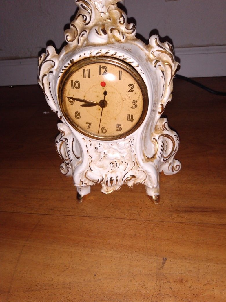 Lanshire Synchronous Self-starting Electric Clock Made by the Lanshire Clock & Instrument Company Clock movement from 1980's. S…
More