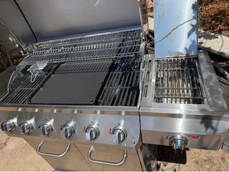 BRAND NEW PROPANE GAS BBQ GRILL JUST SMALL DENT ON SHELVES