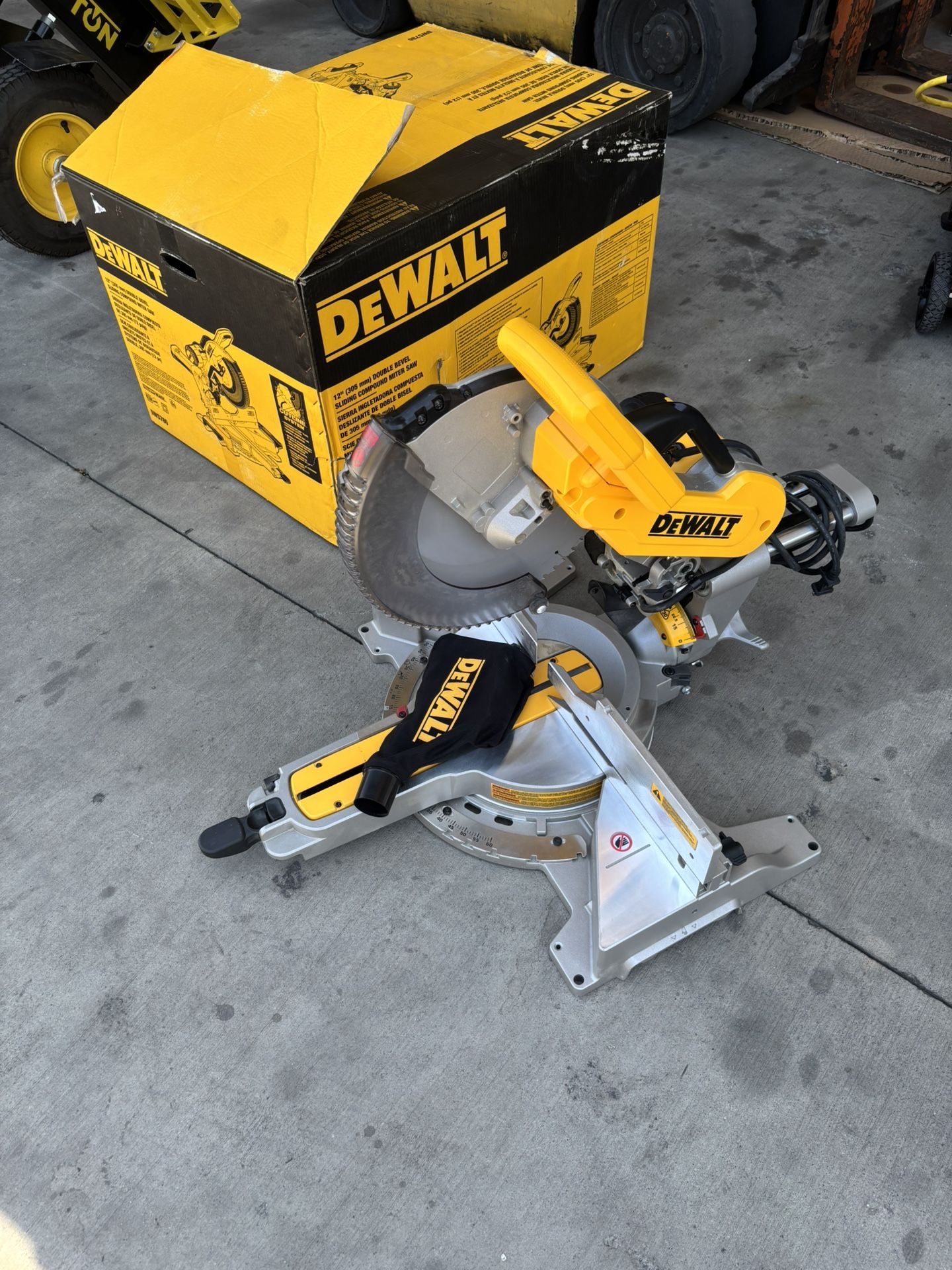 DEWALT 15 Amp Corded 12 in. Double Bevel Sliding Compound Miter Saw with XPS technology, Blade Wrench and Material Clamp