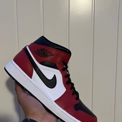 Jordan 1 Mid Chicago Toe Size 9.5 new