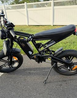 High-Performance Fat Tire Electric Bike – Moped Style / Ready to Ride