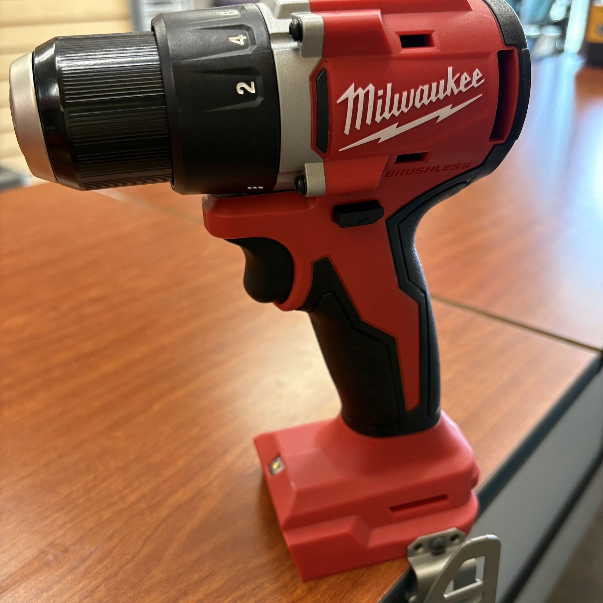 Milwaukee New Drill Driver Brushless 18M - Nuevo