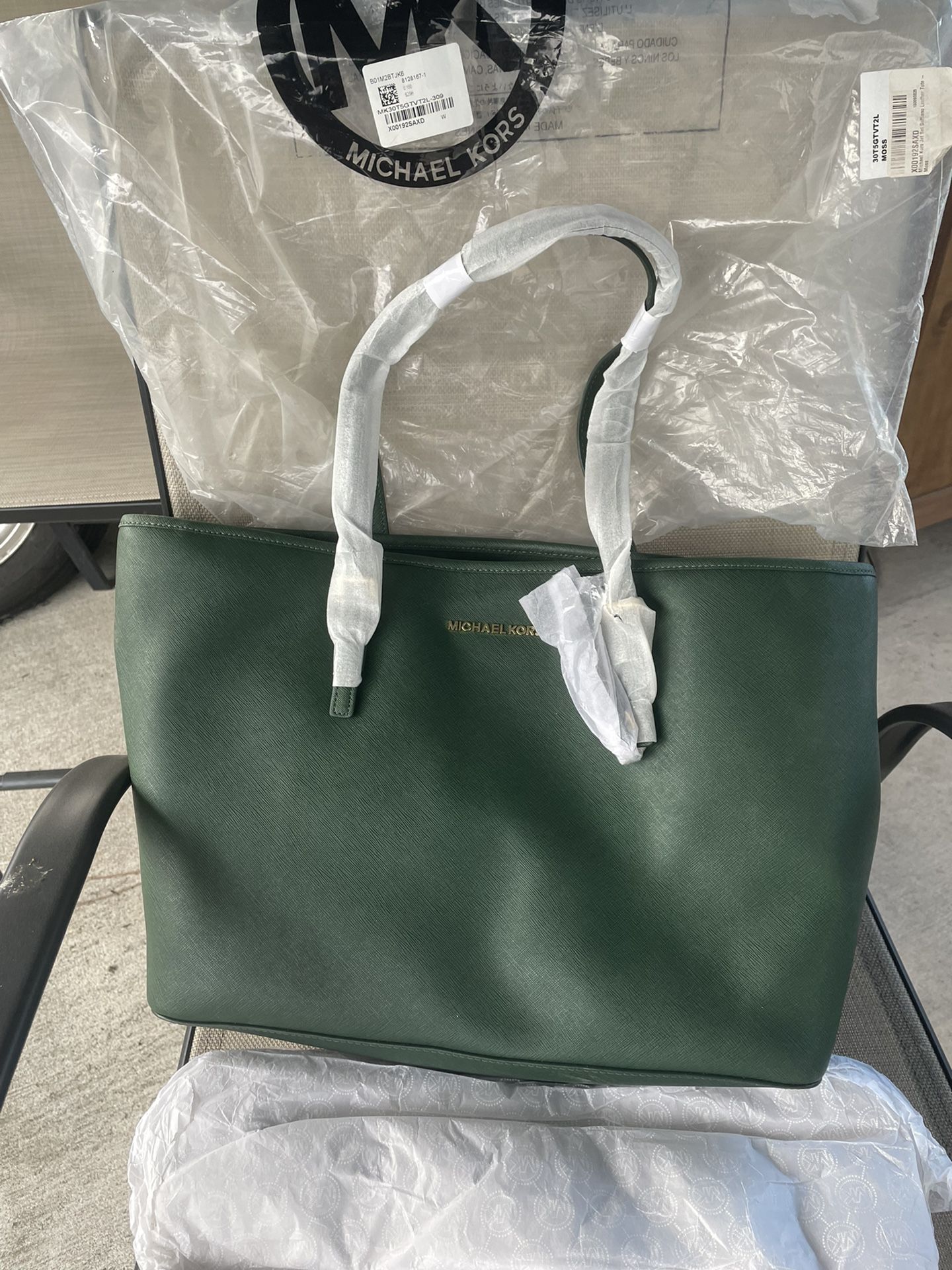 MICHAEL KORS Jet Set Medium Saffiano Leather Top-Zip Tote Bag for Sale in  Honolulu, HI - OfferUp