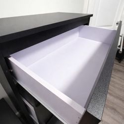 Chests and 2 Nightstands / Gaveteros y 2 Mesitas de Noche 