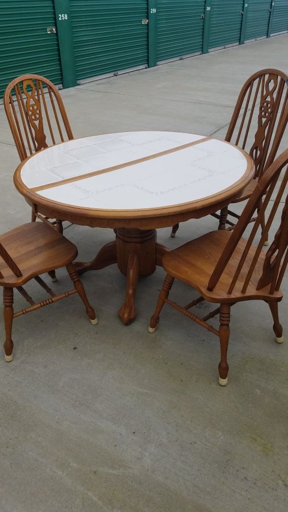 Nice vintage tile top dining table/4 chairs