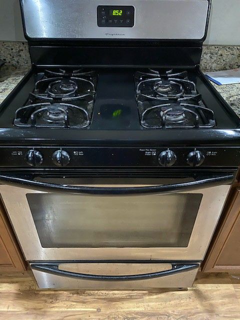 USED USED 6mth OLD GAS STOVE $60