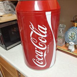 KOOLATRON COVA-COLA PORTABLE 8 CAN THERMOELECTRIC  MINI FRIDGE 19 inches High