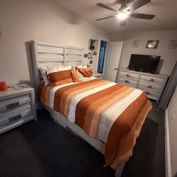 Beautiful Light Gray Queen Bedroom Set