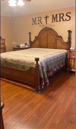 King size Bedroom set ( deliver available)
