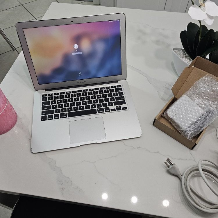 FREE DELIVERY // GOOD CONDITION // Mac Book Air 2015 13 Inch