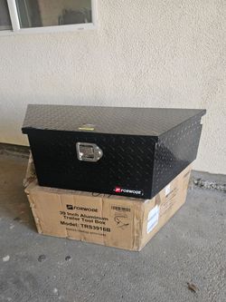 NEW TRAILER TOOL BOX TONGHE COLOR BLACK ALUMINIUM DIAMOND COMES WITH 2 KEYS DIMENSIONS SHOW IN THE PICTURES 39" FOR ANY QUESTION TEXT ME PLEASE HABLO 