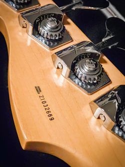Fender USA precision bass p with case three tone sunburst 4 string electric guitar