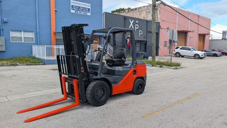 2021 Toyota 8FDU32 Forklift - 6,500 lb