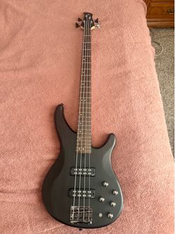 Yamaha TRBX504 4-string bass + case