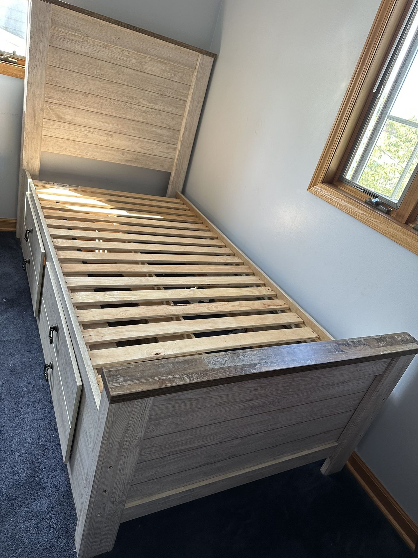 Raymour & Flanagan Collingswood Bedroom Set