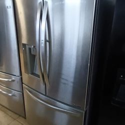 L.G. REFRIGERATOR WORKS GREAT 