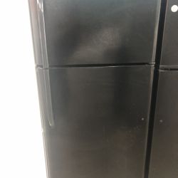 Black 18 Cubic Foot Refrigerator 