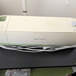 Cricut Explore with extra cutting mats and accessories