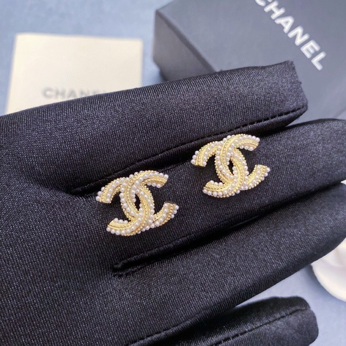 Pearl letter button string earrings