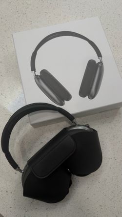 Apple Airpods Max headphones earbuds