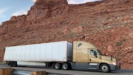 2017 Freightliner 455HP 2011 Wabash 53ft Trailer