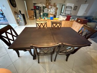 Dining Room Table & Chairs